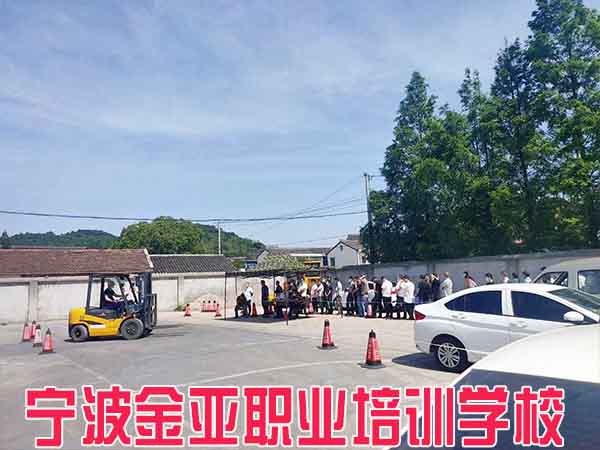 5月份叉车和行车考试圆满完成